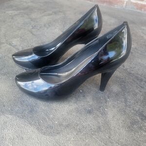 Me Too Women's BlackPat Locket Heels size 10